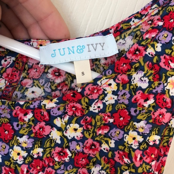 LIKE NEW! Floral Tank - Picture 2 of 4